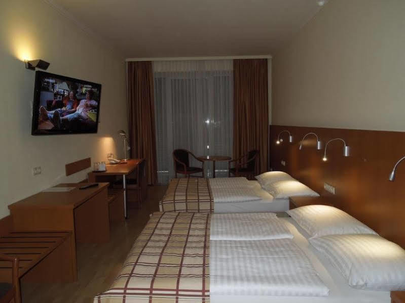 Continental Hotel-pension Acomodação com café da manhã  4*