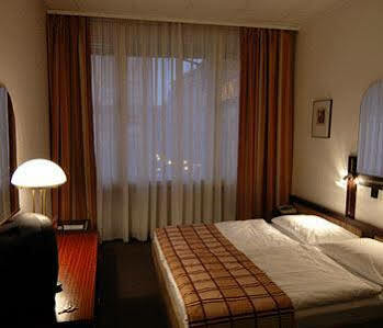 Continental Hotel-pension Acomodação com café da manhã 
